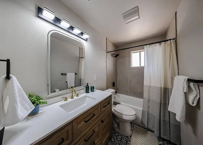 Apartment #3 Blue Skies Midtown Retreat Comfy Affordable *