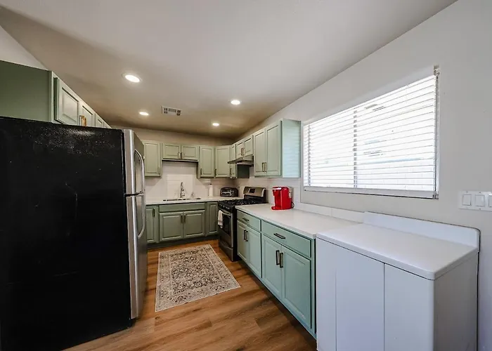 #3 Blue Skies Midtown Retreat Comfy Affordable Apartment *